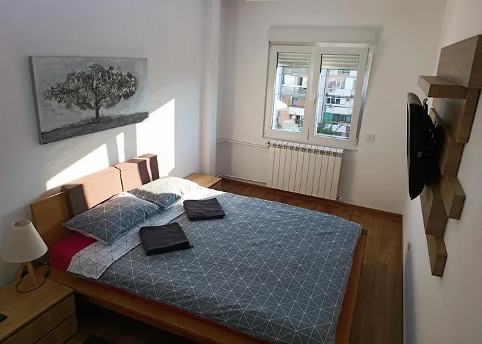 Serbian Home, Gandijeva 162